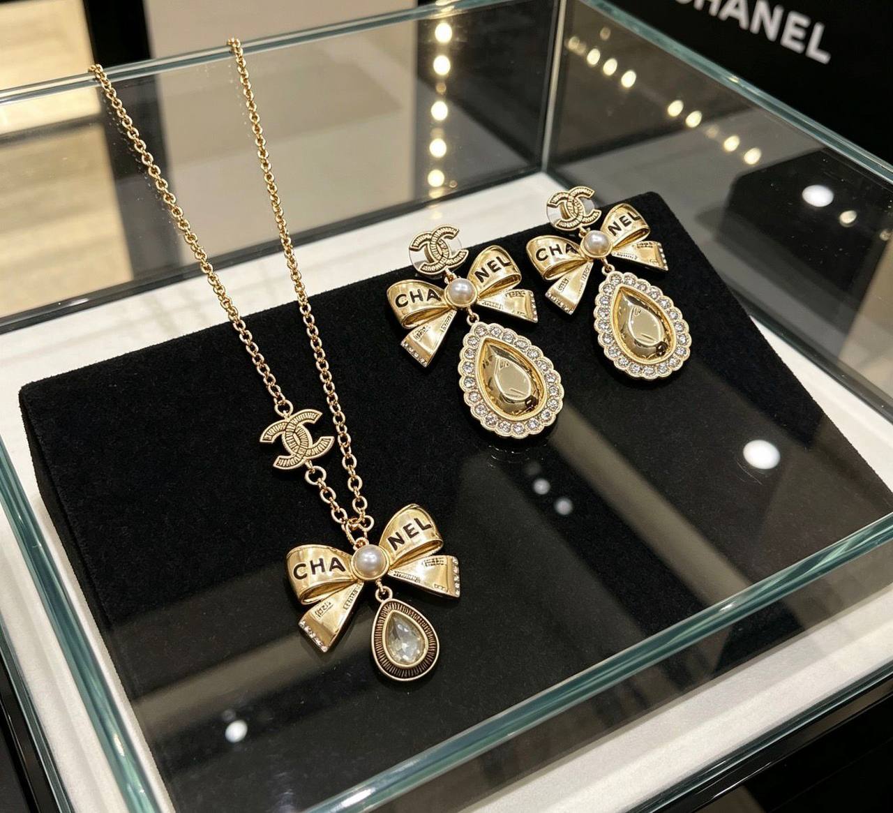 CHANEL❤️‍🔥*
Necklace🦋
Earring🌸
Master quality 💯
With normal boxes 🗃️ 
110 dhs✅
With master box 📦 
130 dhs✅

Zain216
♥️♥️♥️