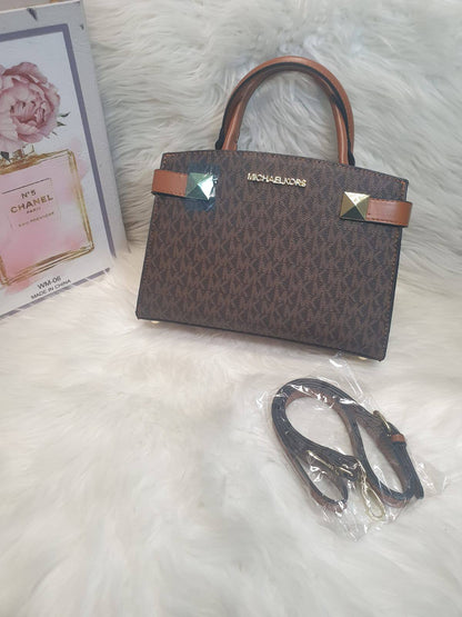 MK
⚡26 cm
⚡with box
100 dhs✅

Zain118
♥️♥️♥️
