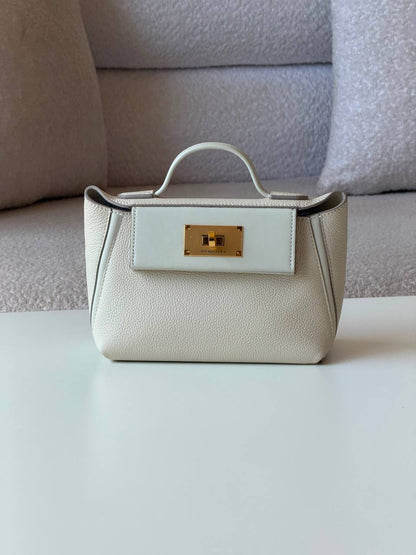 Hermes 
  22cm💕master quality😍with box❤️
380 dhs✅

Zain52
♥️♥️♥️