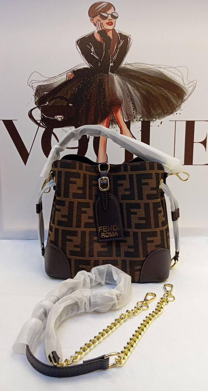 Fendi
Best quality

With box’s
🎁🎁🎁

110 dhs✅
size 21cm

Zain158
♥️♥️♥️