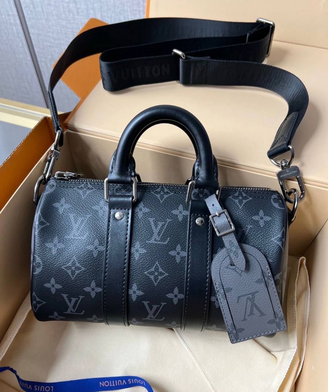 LV

COPY ONE 

WITH BOX 
🎁🎁🎁

170 dhs✅

Zain295
♥️♥️♥️