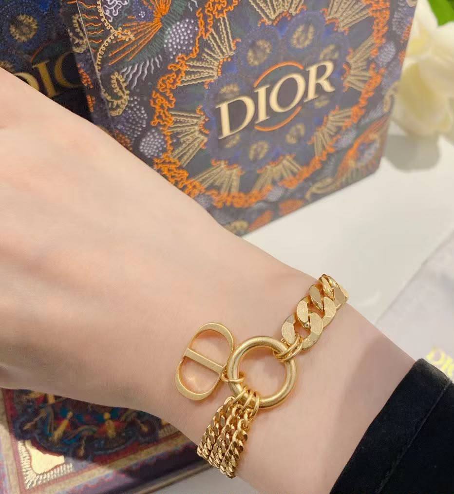 CHANEL 
Bangle ✨
Master quality 💯
With normal boxes 🗃️ 
110 dhs🇦🇪🇦🇪

With master box 📦 
150 dhs🇦🇪🇦🇪

Zain216
♥️♥️♥️