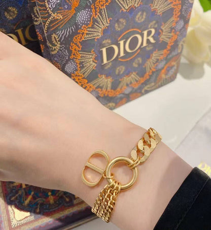 CHANEL 
Bangle ✨
Master quality 💯
With normal boxes 🗃️ 
110 dhs🇦🇪🇦🇪

With master box 📦 
150 dhs🇦🇪🇦🇪

Zain216
♥️♥️♥️
