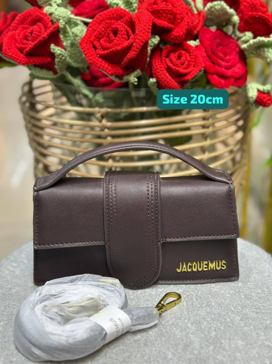 Jacquemus

Good quality 

with box 🎁🎁🎁

100 dhs🌺

Zain186
♥️♥️♥️