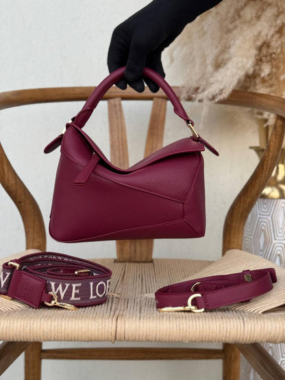 LOEWE

24cm
370 dhs💓

Top quality 

With box🎁

Zain167
♥️♥️♥️