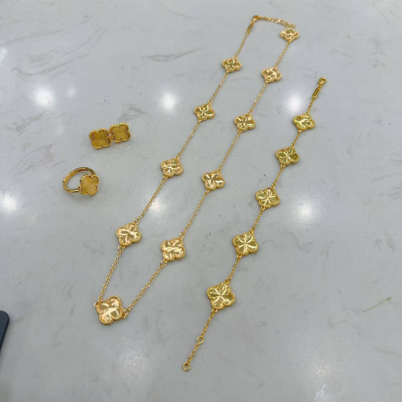 VCA set💥
*Stainless steel SET 💯*
Necklace ❤️‍🩹
Earring 🍁
Breslat ❣️
Ring 💍 free size
With normal boxes 📦 
And paper bag 🛍️
70 dhs🪙💕
With master box 🗃️ 
110 dhs🪙💕

Zain216
♥️♥️♥️