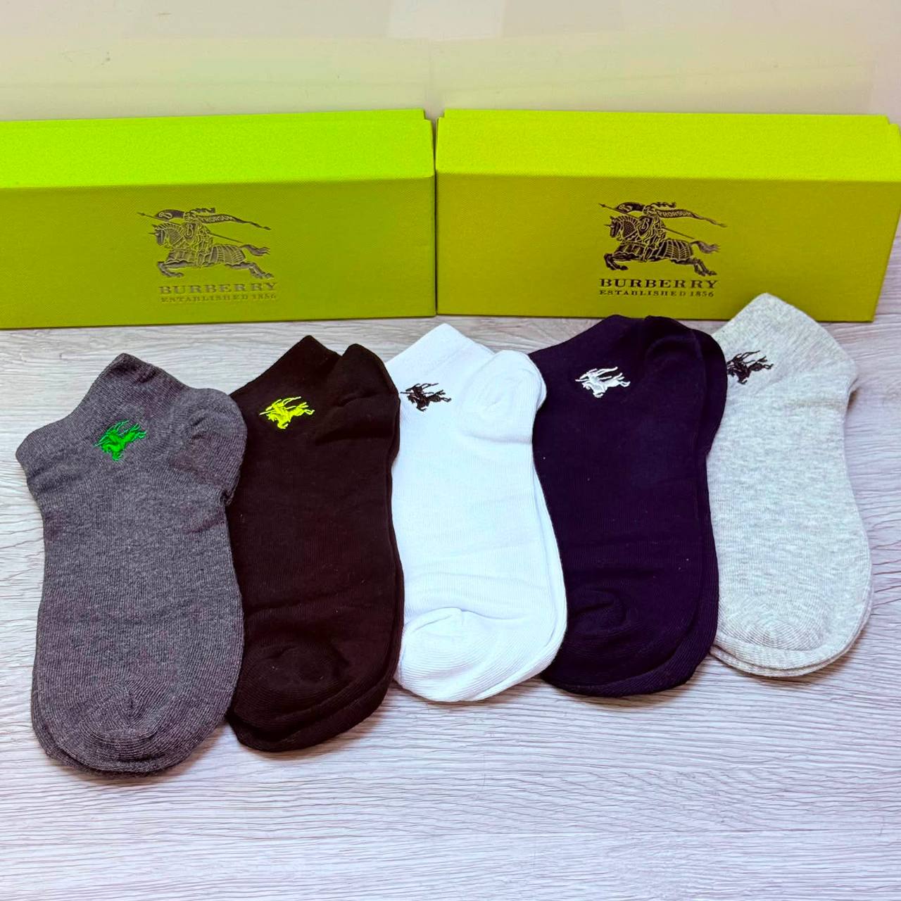 NEW CAME
SOCKS 
GOOD QUALITY 
40 dhs✅
(IN ONE BOX 5 PAIRS)

Zain40
♥️♥️♥️