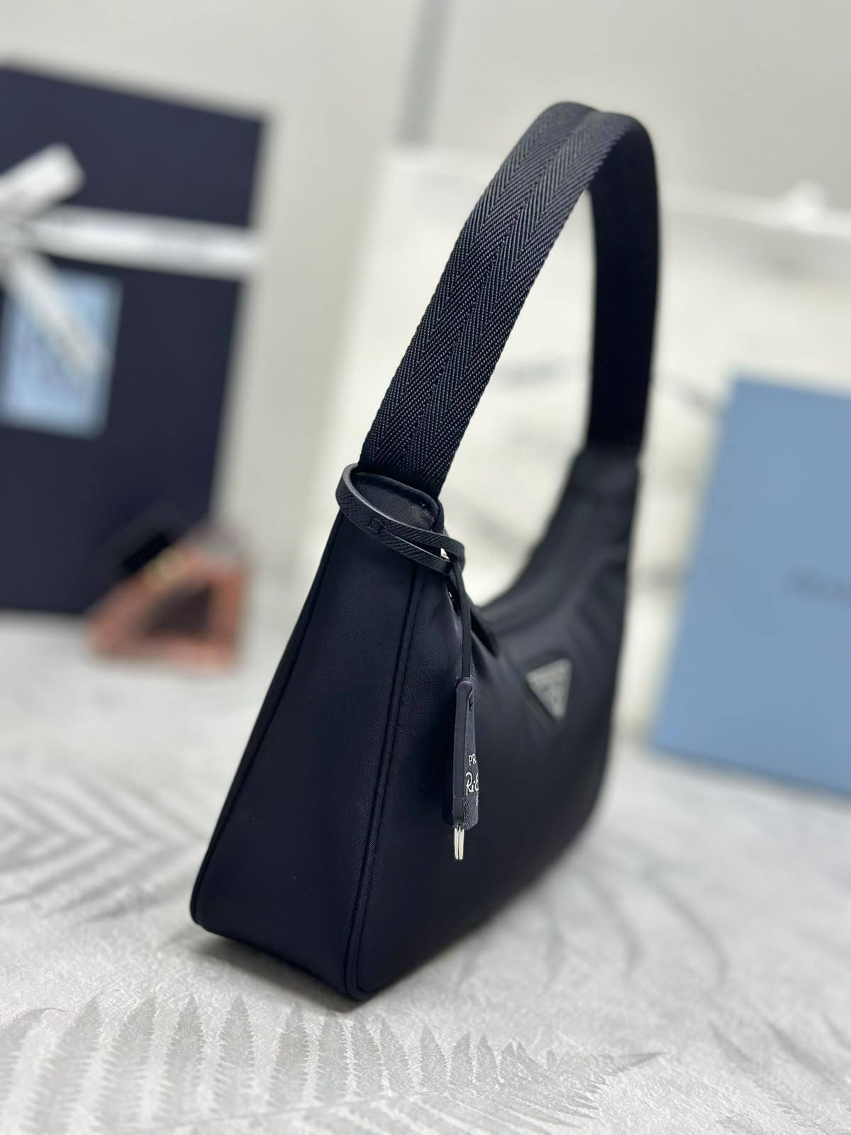 Prada

Model:Re-Edition Mini Bag (likely)

Material:Nylon (likely Re-Nylon or nylon fabric)👌🏼🪡
 
Size:22cm

Style: Casual luxury, suitable for everyday use🙂‍↔️

For Price 👇 WhatsApp✅
0568585901 
0507557372
0552275751 Owner Zain 👌

Zain325
♥️♥️♥️