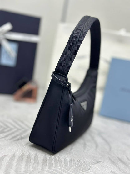 Prada

Model:Re-Edition Mini Bag (likely)

Material:Nylon (likely Re-Nylon or nylon fabric)👌🏼🪡
 
Size:22cm

Style: Casual luxury, suitable for everyday use🙂‍↔️

For Price 👇 WhatsApp✅
0568585901 
0507557372
0552275751 Owner Zain 👌

Zain325
♥️♥️♥️