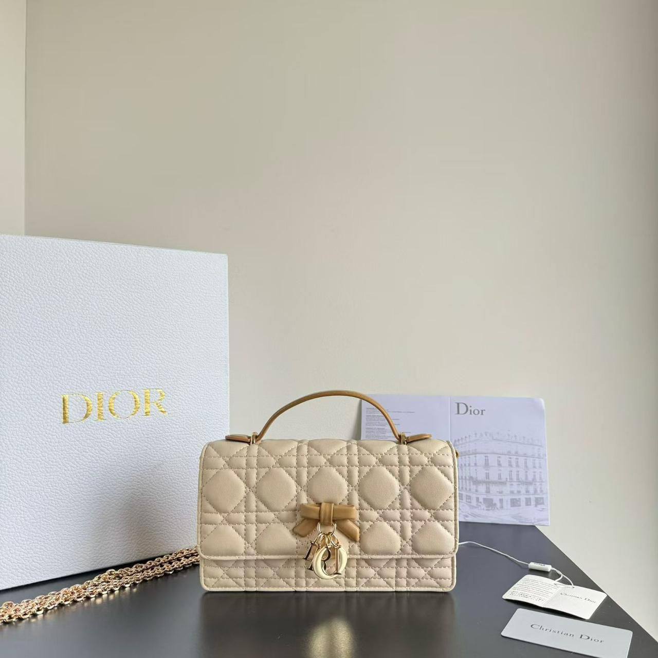 Dior
with box
master 
170 dhs✅

Zain44
♥️♥️♥️