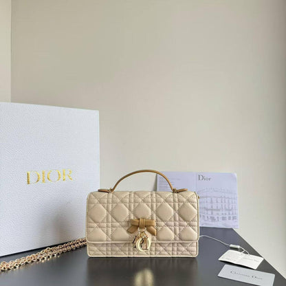 Dior
with box
master 
170 dhs✅

Zain44
♥️♥️♥️