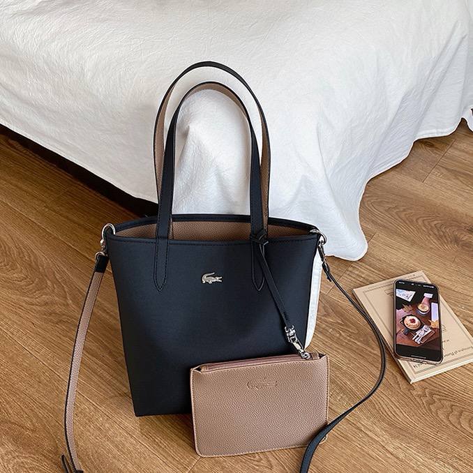 Locaste 
With sling. With small pouch 
70 dhs🇦🇪🇦🇪

Zain232
♥️♥️♥️