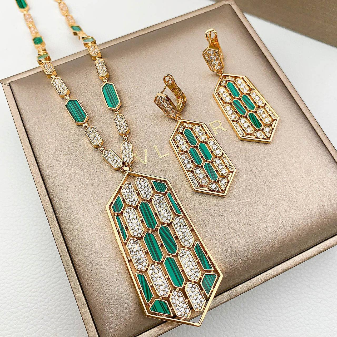 Bvlgari Set
           _long Necklace_
           _Earrings_
*350 dhs🌺💰 WITH GOOD BOX AND PAPER BAG*🛍️🎁
*470 dhs🌺💰WITH MASTER BOX And Paper BAG*🛍️🎁
         
*Master Quality*✨✅

Zain89
♥️♥️♥️