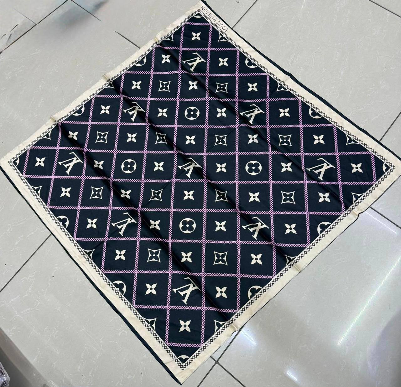 Silk square scarf 
40 dhs🇦🇪🇦🇪
Size 90*90

Zain93
♥️♥️♥️