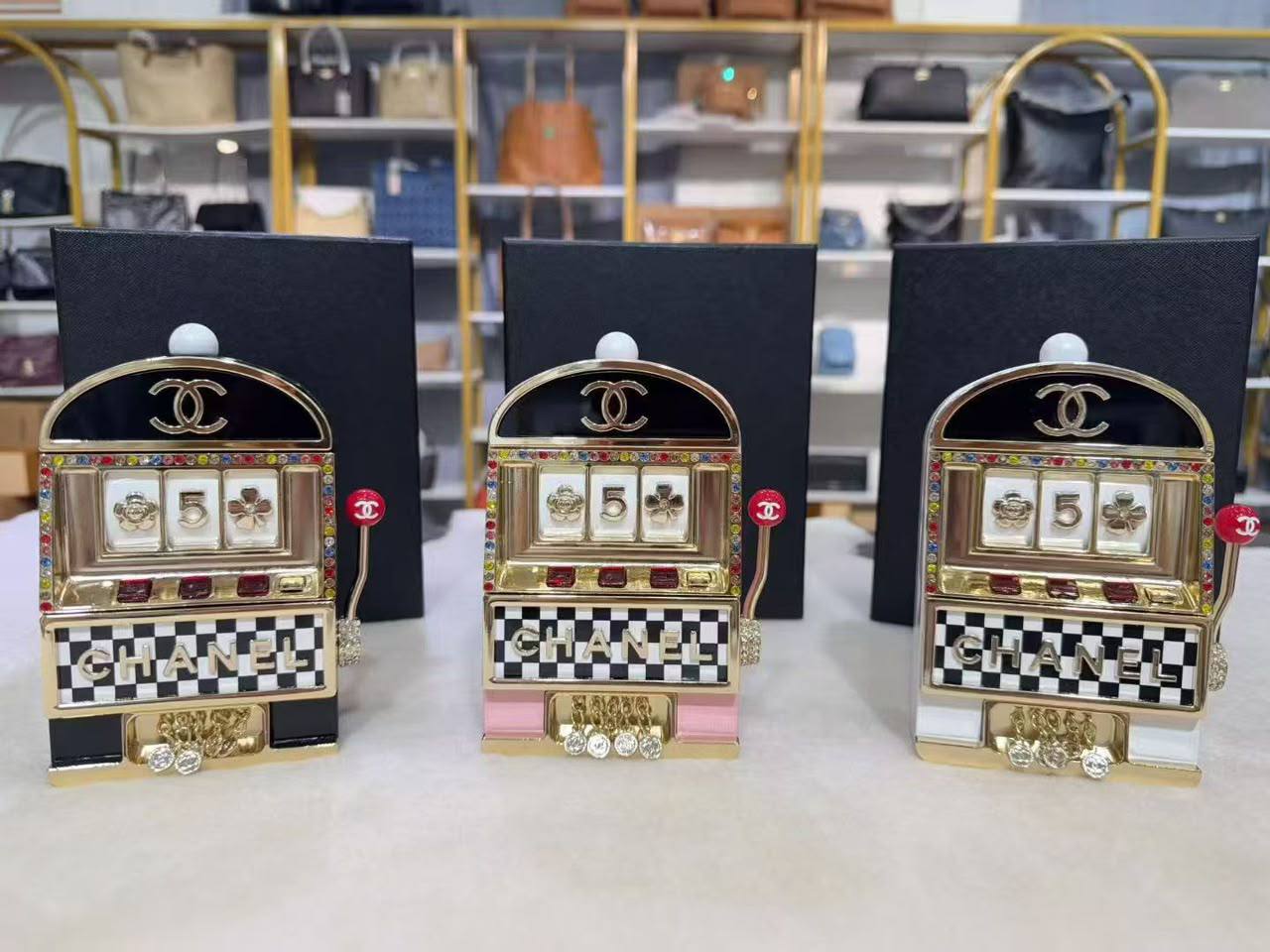 Chanel 

new arrival 

260 dhs🇦🇪🇦🇪🇦🇪
mini size
Zain228
♥️♥️♥️