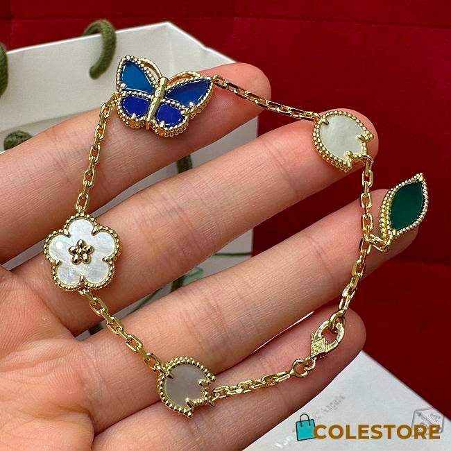 VCA Bracelet 💐
Master quality 💎
Available more colors 👈

*75* AED normal box 📦 
*110* AED original box 🗃️

Zain48
♥️♥️♥️