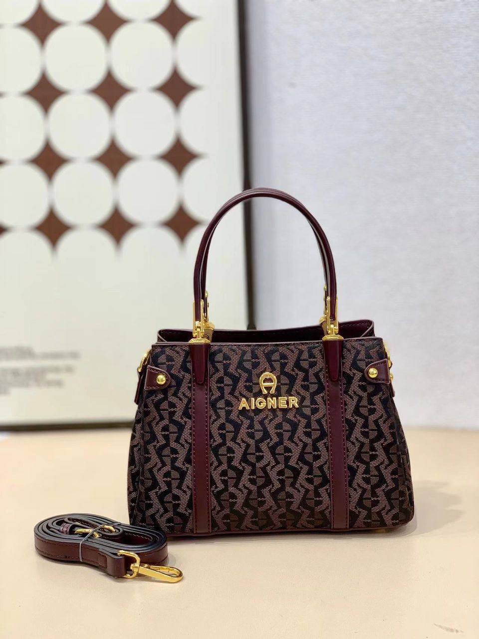 Aigner - DKNY
100 dhs✅
size：22cm
good-quality 

with box
🎁🎁🎁

Zain35
♥️♥️♥️