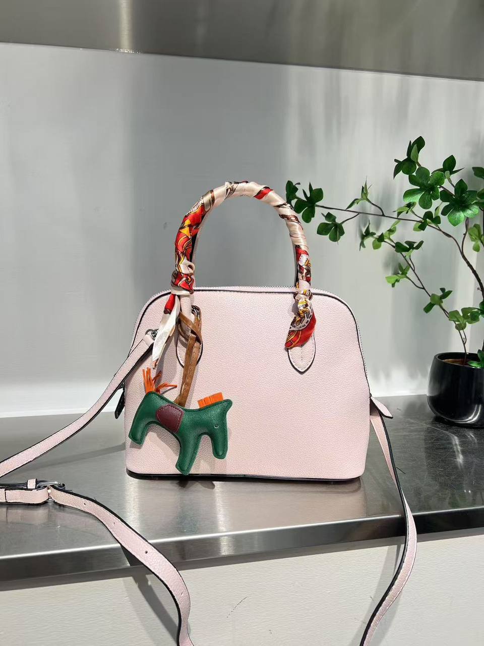 HERMES
ʙᴏʟɪᴅᴇ
ᴡɪᴛʜ ʟᴏɴɢ ʙᴇʟᴛ sᴛʀᴀᴘ
sɪᴢᴇ: 26 cm
ᴡɪᴛʜᴏᴜᴛ ʙᴏx

70 dhs🪙💕

Zain31
♥️♥️♥️