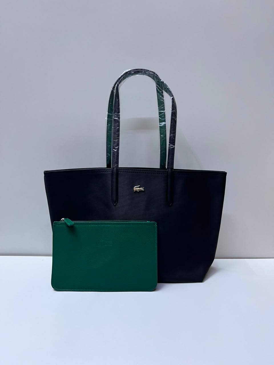 Lacoste
75 dhs🇦🇪🇦🇪
size 47×13×28cm

Zain42
♥️♥️♥️