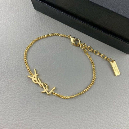 YSL SET🦋*
Necklace 🍁
Earring🌊
Bracelet ❣️
Master quality 💯
With normal boxes 🗃️ 
And paper bag 🛍️
110 dhs🗽

Zain216
♥️♥️♥️
