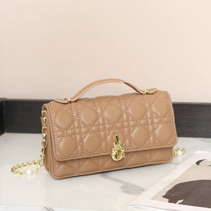 DIOR
Best quality WITH BOX
120 dhs✅
size 21CM

Zain290
♥️♥️♥️