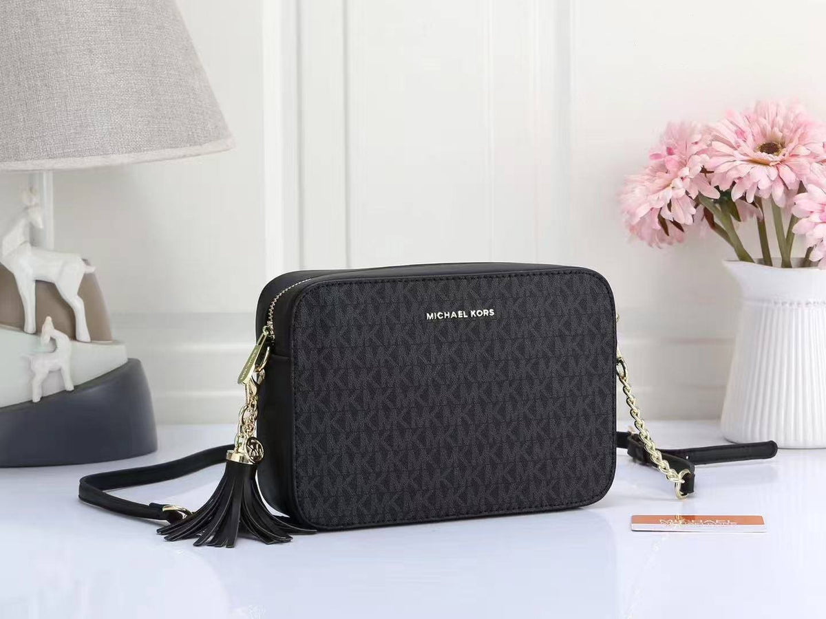MK

Best quality 

with box
90 dhs🇦🇪🇦🇪

size 23CM

Zain290
♥️♥️♥️