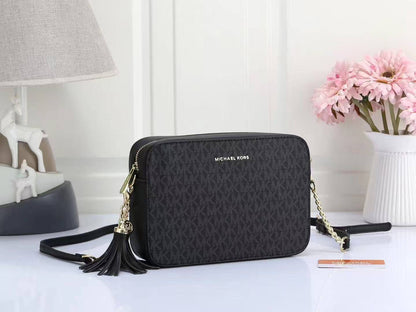 MK

Best quality 

with box
90 dhs🇦🇪🇦🇪

size 23CM

Zain290
♥️♥️♥️