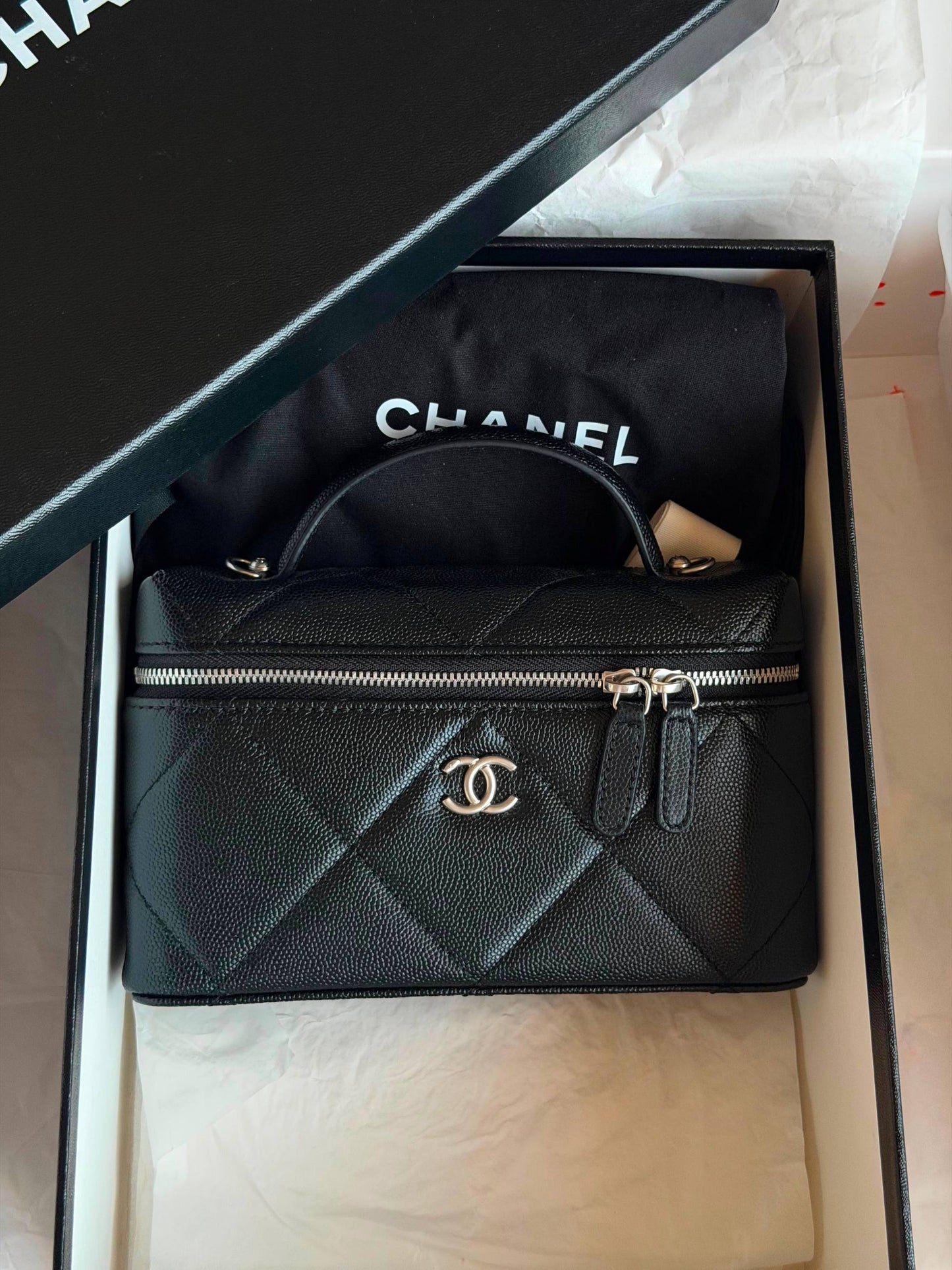 CHANEL
𝐕𝐚𝐧𝐢𝐭𝐲 𝐁𝐚𝐠 𝐖𝐢𝐭𝐡 𝐂𝐡𝐚𝐢𝐧 
950 dhs✅
Full Packge Super Master

ETAG4
♥️♥️♥️