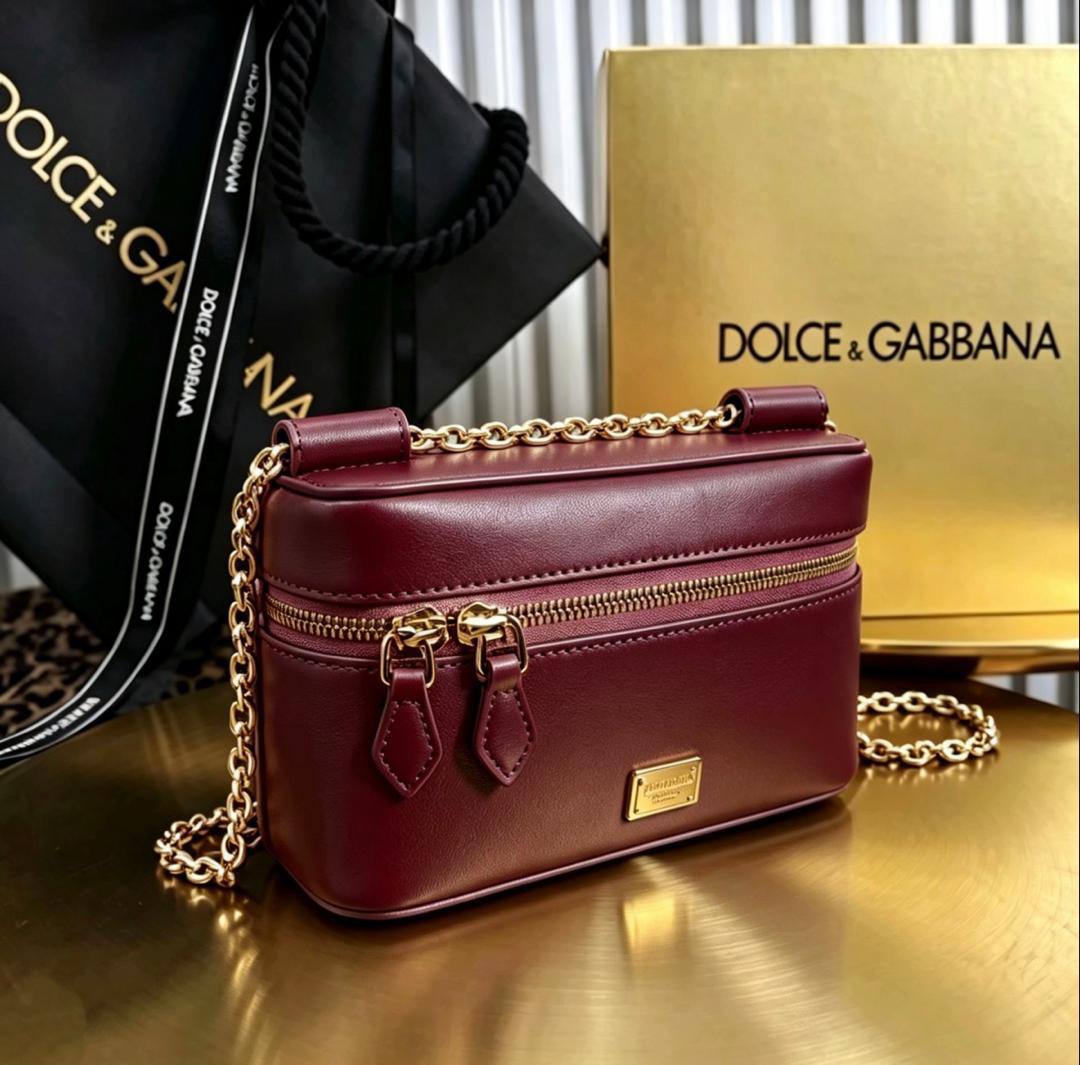 D&G
100 dhs🇦🇪🇦🇪
with box19cm

Zain26
♥️♥️♥️