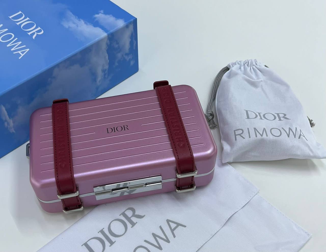 Rimowa 
Dior
  20Cm 

With Box🎁🎁🎁
280 dhs✅

Zain131
♥️♥️♥️