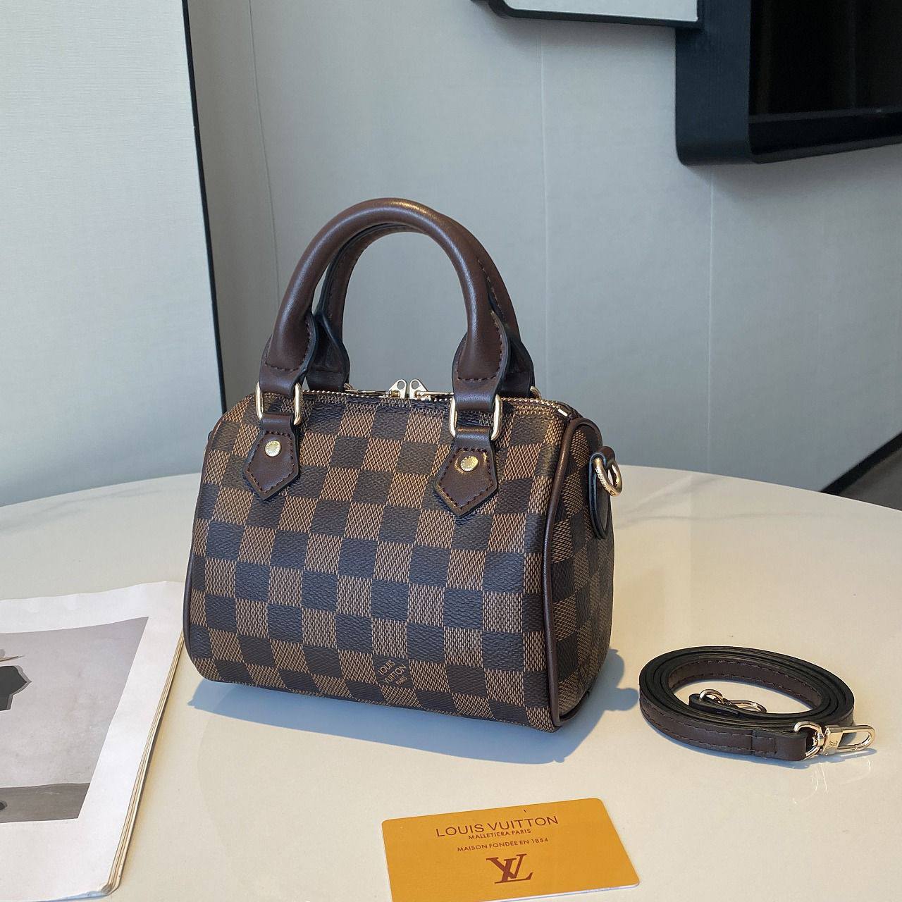 LV 
Best quality with box’s 
95 dhs✅
size 16cm

Zain290
♥️♥️♥️