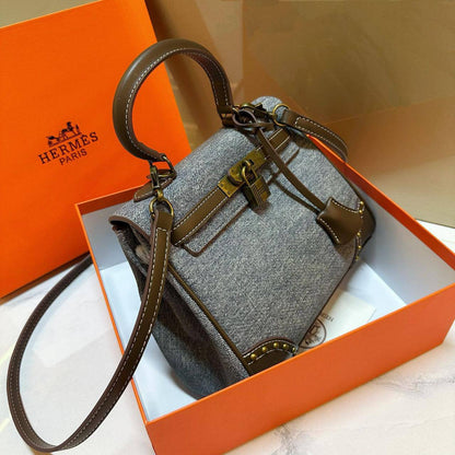 HERMES 
 MEDIUM SIZE GOOD QUALITY  WITH BOX 
100 dhs🇦🇪🇦🇪
Size:24cm

Zain17
♥️♥️♥️