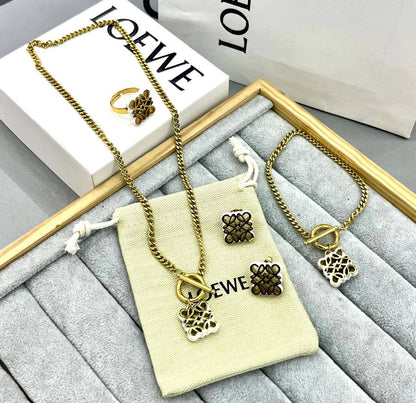 Stainless steel SET 💯*
Necklace ❤️‍🩹
Earring 🍁
Breslat ❣️
With normal boxes 📦 
And paper bag 🛍️
45 dhs🪙🌨️
With master box 📦 
65 dhs🪙🌨️

Zain216
♥️♥️♥️