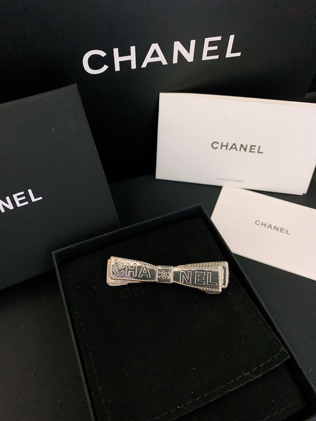 CHANEL*_HAIR CLIPS_

55 dhs💚❤️
         _With_
          *Box* 📦✅

Zain89
♥️♥️♥️