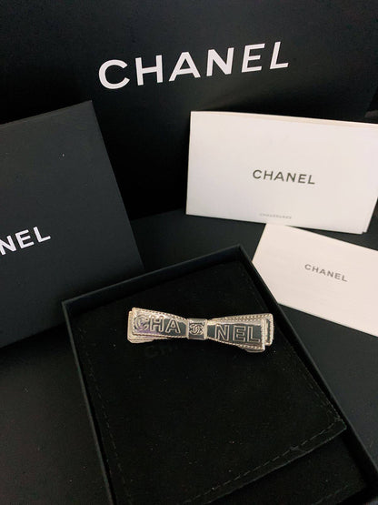 CHANEL*_HAIR CLIPS_

55 dhs💚❤️
         _With_
          *Box* 📦✅

Zain89
♥️♥️♥️