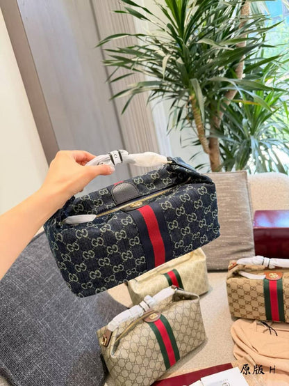 Gucci

100 dhs
With box

Zain235
♥️♥️♥️