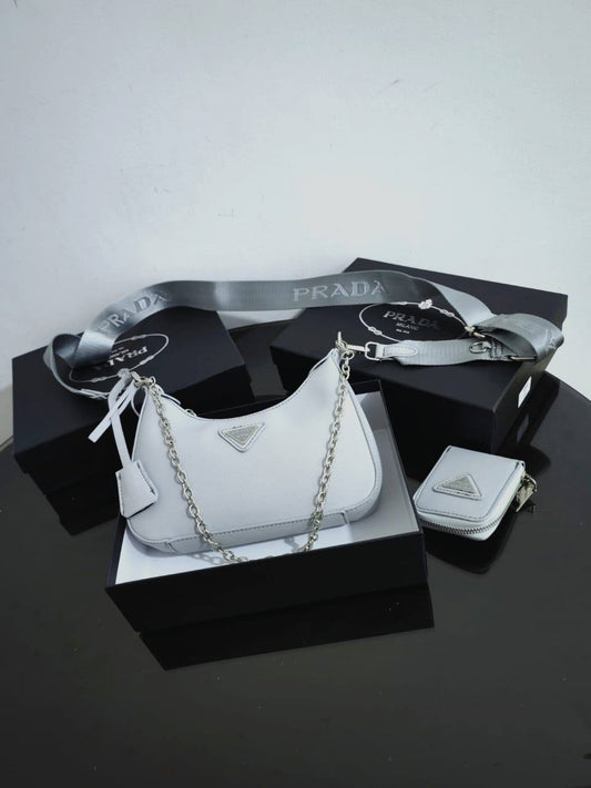 Prada
95 dhs🪙💕
high quality 

With box
🎁🎁🎁

Zain26
♥️♥️♥️