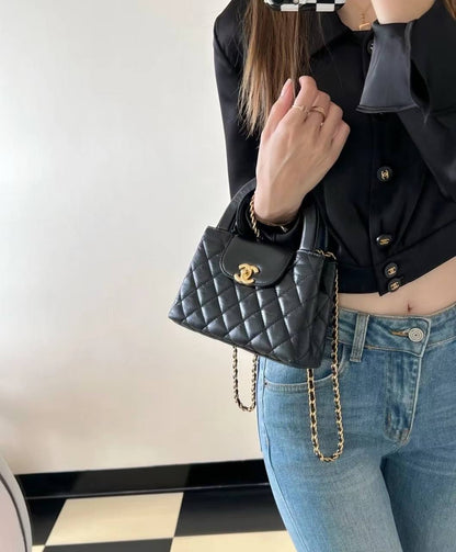 Chanel
95 dhs✅
Good  quality
Size：19cm
with box
🎁🎁🎁

Zain74
♥️♥️♥️