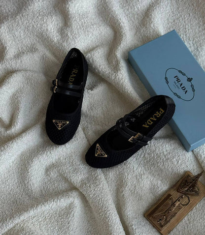 New.  Prada shoes

   Size  .  36.  to 41

115 dhs🪙🌨️

Zain80
♥️♥️♥️