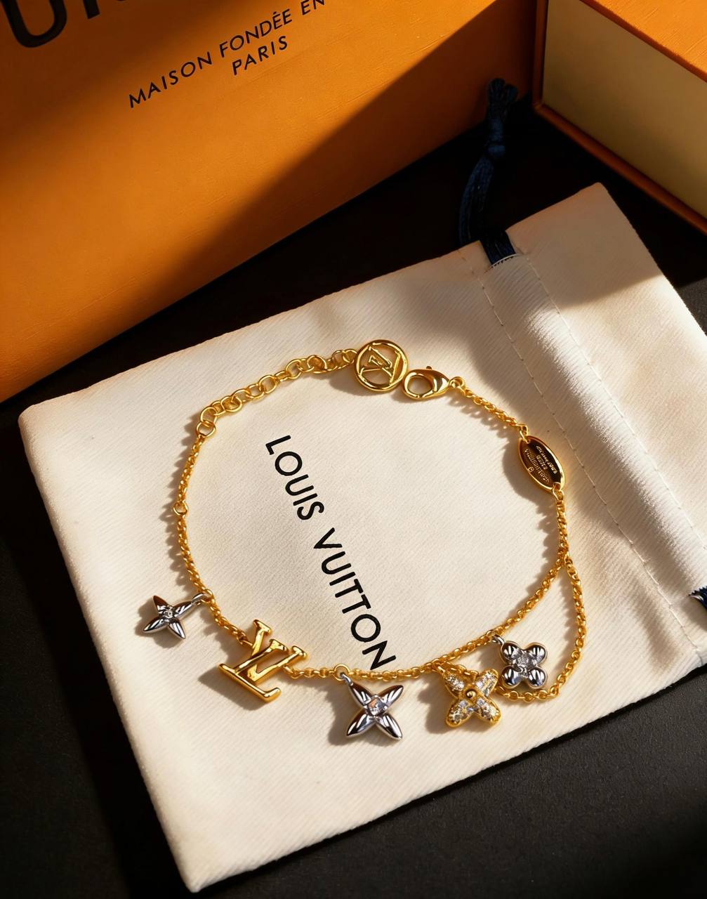 EACH BRACELET 
MASTER QUALITY💫✨
50 DHS🇦🇪
WITH BOX AND PAPER BAG 🎁🛍️

Zain89
♥️♥️♥️