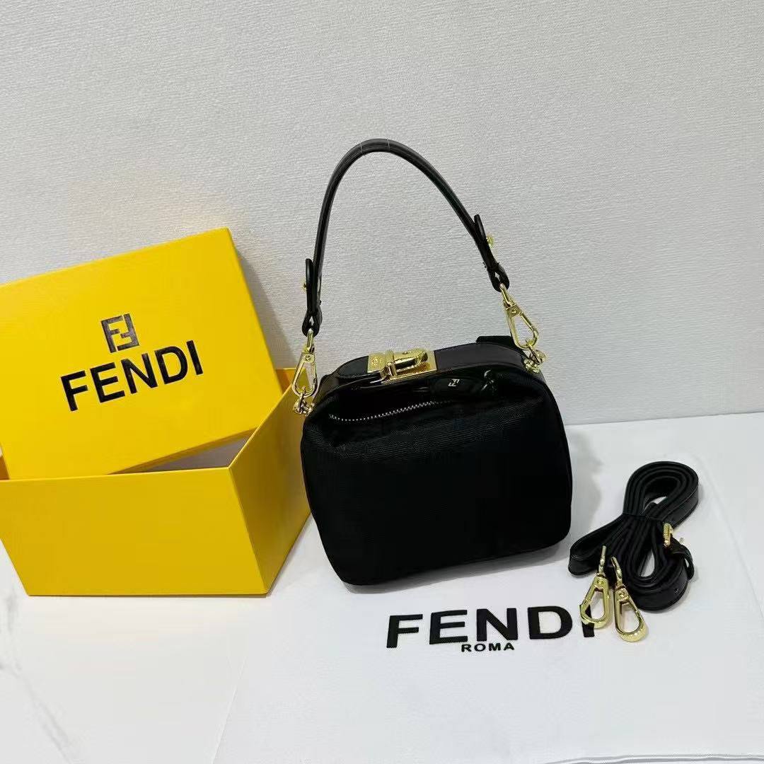 Fendi

85 dhs🪙💕

with box
🎁🎁🎁

Zain143
♥️♥️♥️