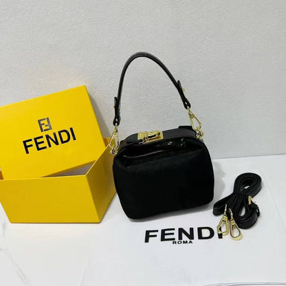Fendi

85 dhs🪙💕

with box
🎁🎁🎁

Zain143
♥️♥️♥️
