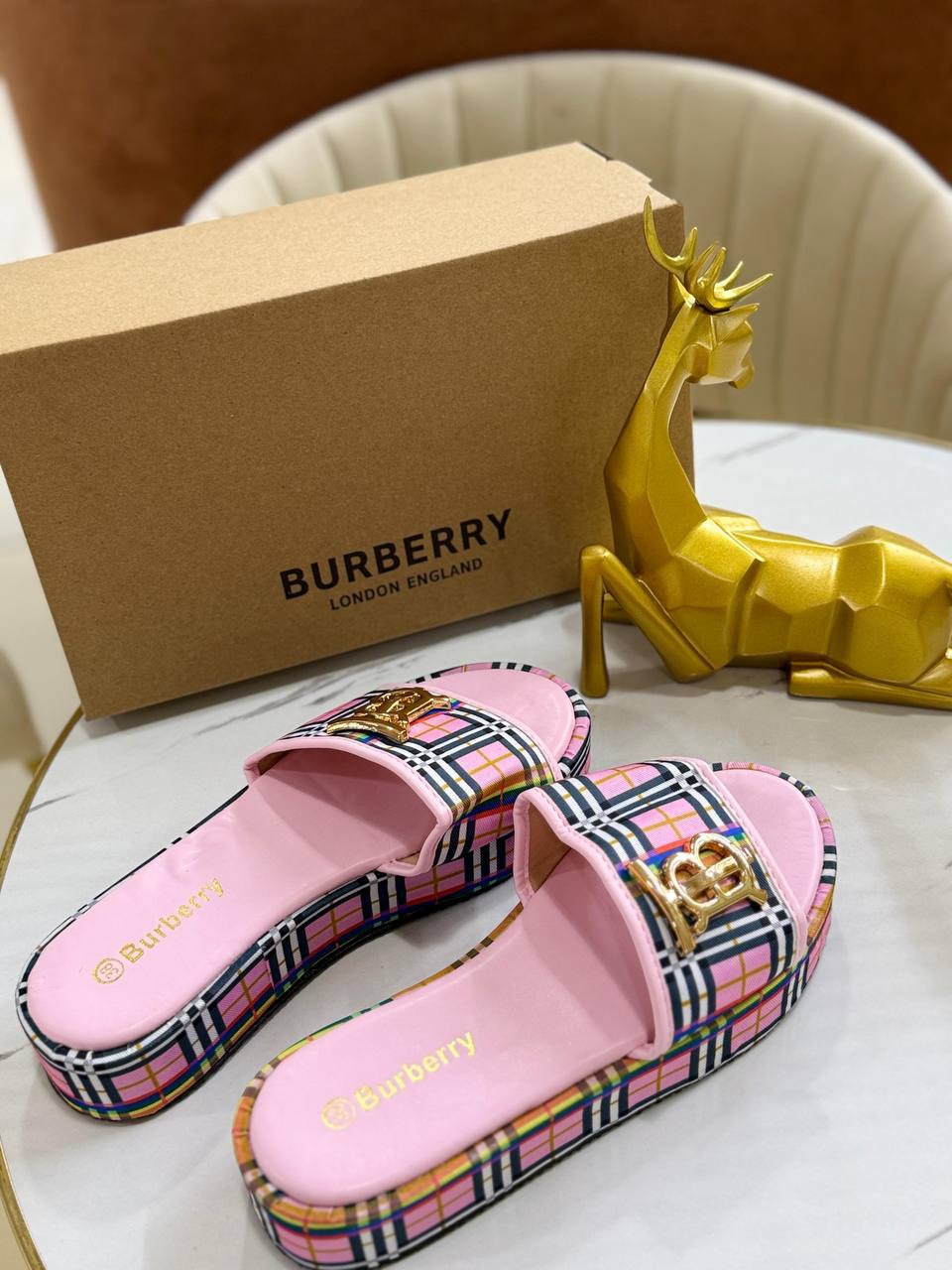 Burberry
Size 37to41    
55 dhs✅

Zain163
♥️♥️♥️