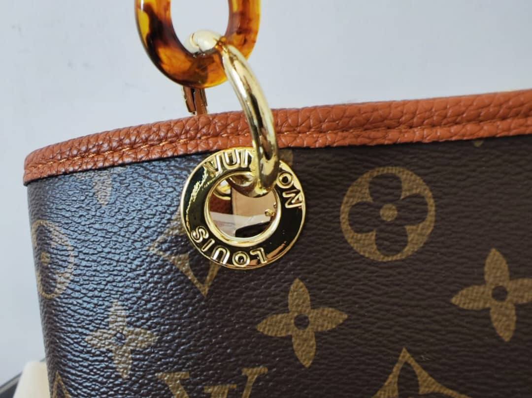 LV - Gucci
110 dhs❣️
size 30cm

Zain26
♥️♥️♥️