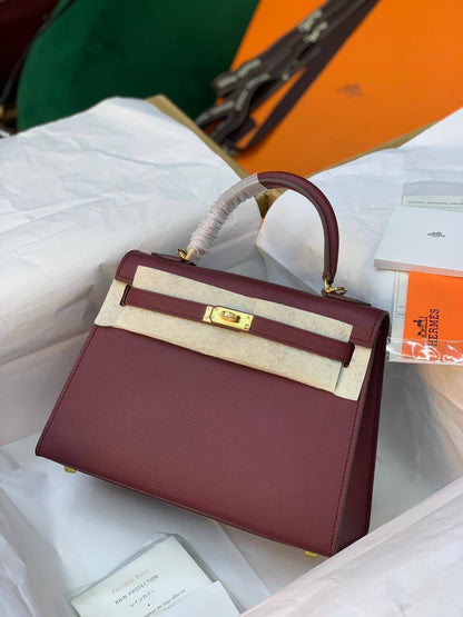 Hermes 

good quality, comes with box, 
🎁🎁🎁

size... 25 * 20 cm 

115 dhs🗽

Zain12
♥️♥️♥️