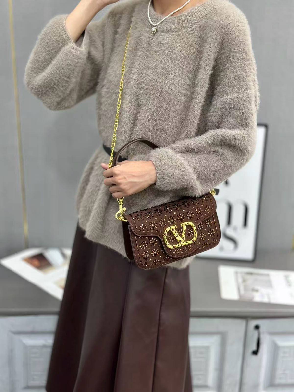 VALENTINO 

NEW CANE 
GOOD QUALITY 

SMALL SIZE 
WITH BOX  
105 dhs🇦🇪🇦🇪

Zain295
♥️♥️♥️