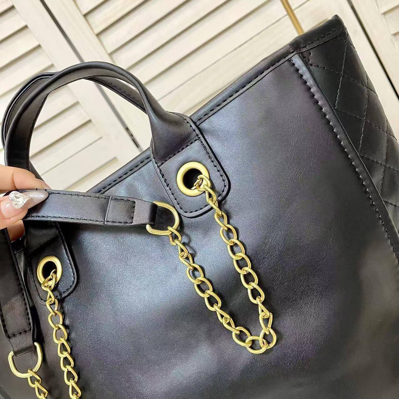 Chanel
33*27*13 cm
80 dhs🪙🌨️

Zain17
♥️♥️♥️
