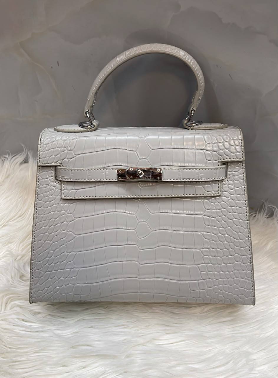 Hermes
25cm 
with box 
110 dhs🇦🇪🇦🇪
good quality

Zain136
♥️♥️♥️