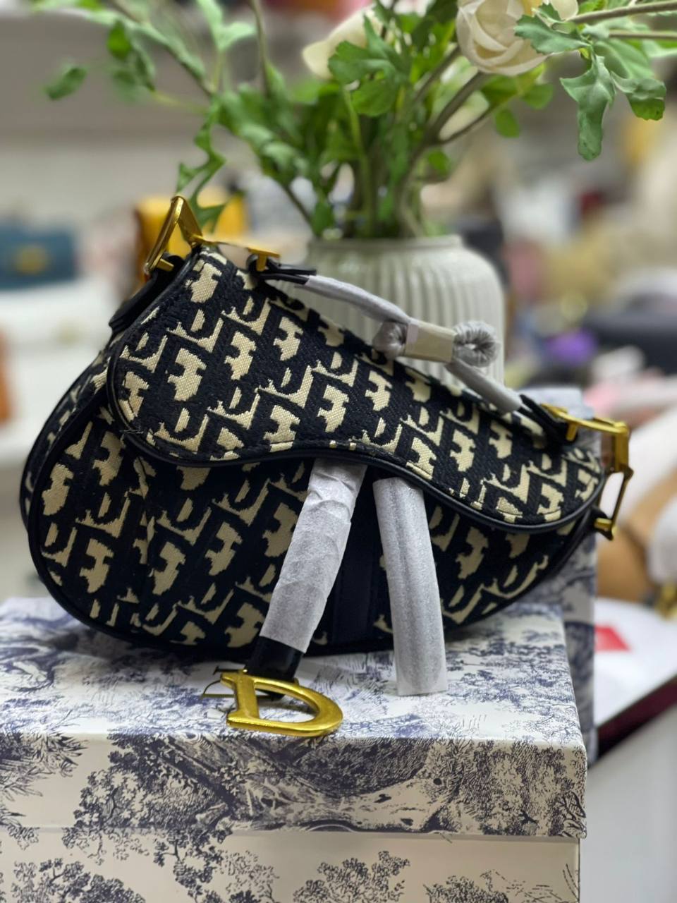 DIOR 
WITH BOX
130 dhs🇦🇪🇦🇪 
MINI

Zain169
♥️♥️♥️
