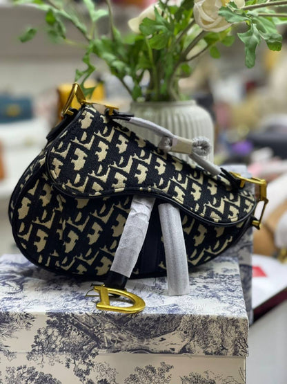 DIOR 
WITH BOX
130 dhs🇦🇪🇦🇪 
MINI

Zain169
♥️♥️♥️